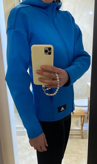 Chaqueta Adidas con cremallera y capucha