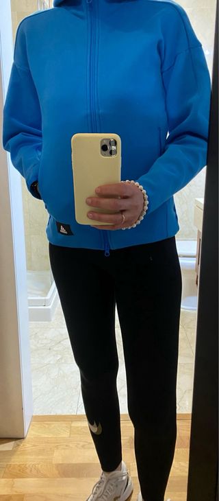 Chaqueta Adidas con cremallera y capucha