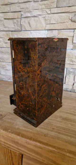 Armario joyero con música