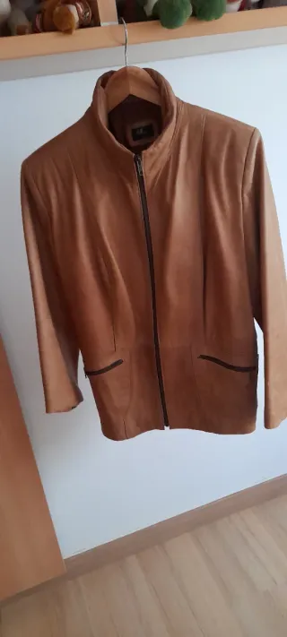 Cazadora de cuero marrón con cremallera