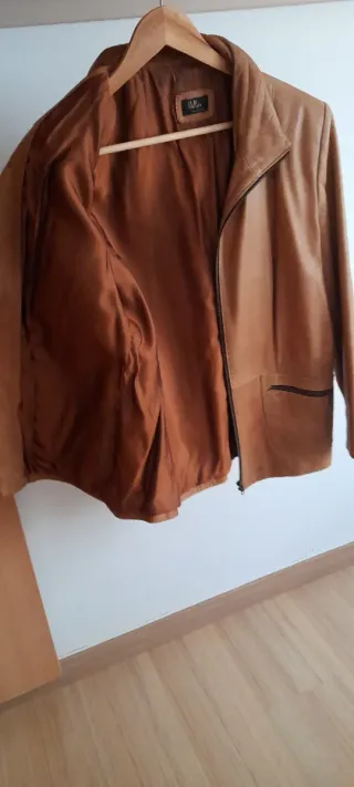 Cazadora de cuero marrón con cremallera