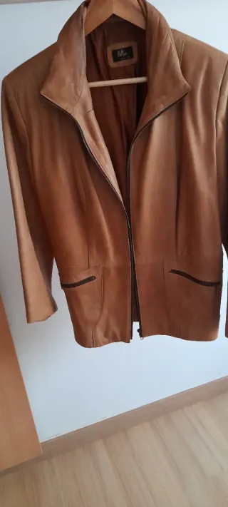 Cazadora de cuero marrón con cremallera