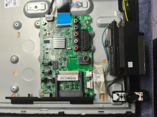 Samsung UR28J4100AW TV