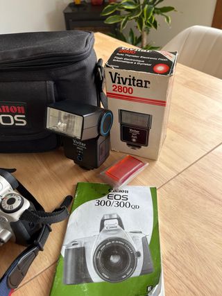 Cámara Canon EOS 300 + Flash Vivitar 2800