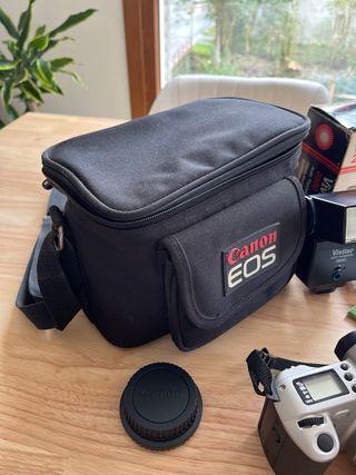 Cámara Canon EOS 300 + Flash Vivitar 2800