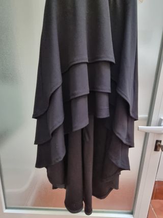 Vestido negro con volantes