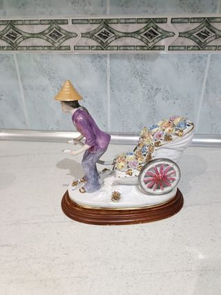 Figura porcelana hombre con carro flores