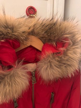 Plumas Rojo con Capucha de Pelo