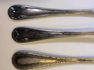 Lote de cubiertos de plata y una caja