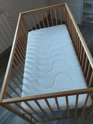 Cuna de madera con colchón