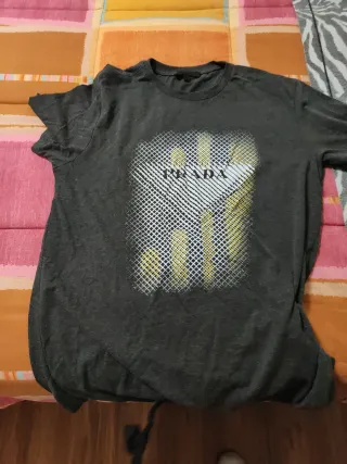 T-shirt Prada Grigia con Grafica