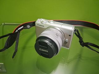 Cámara Canon EOS M100 lista para utilizar