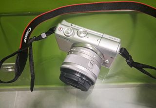 Cámara Canon EOS M100 lista para utilizar