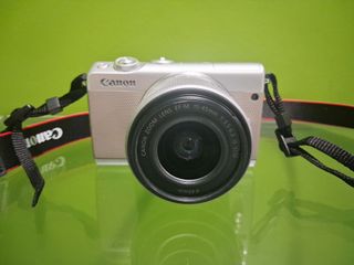 Cámara Canon EOS M100 lista para utilizar