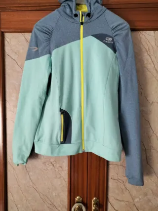 Chaquetas deportiva Kalenji azul y verde y otra ne