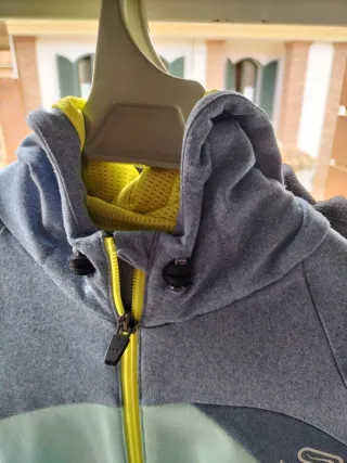 Chaquetas deportiva Kalenji azul y verde y otra ne