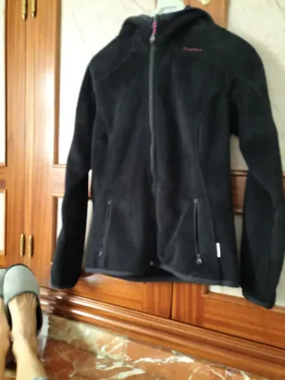 Chaquetas deportiva Kalenji azul y verde y otra ne