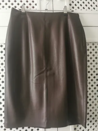 Falda Mango efecto piel marrón. Mango