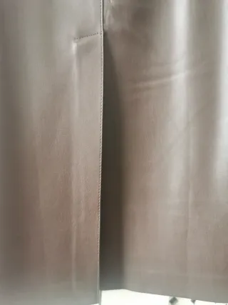 Falda Mango efecto piel marrón. Mango