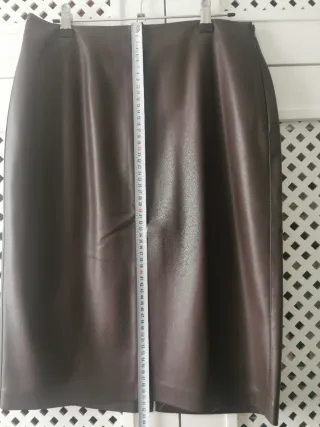 Falda Mango efecto piel marrón. Mango