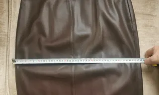 Falda Mango efecto piel marrón. Mango