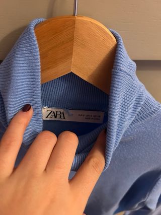 Jersey Zara cuello alto azul