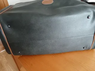Bolso de viaje verde oscuro y marrón