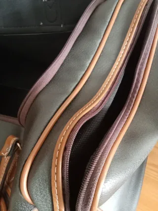 Bolso de viaje verde oscuro y marrón