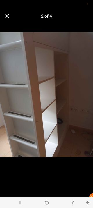 Cama alta infantil con escritorio y estanterías