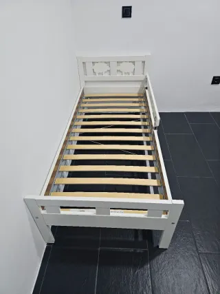 Cama infantil blanca con barrera