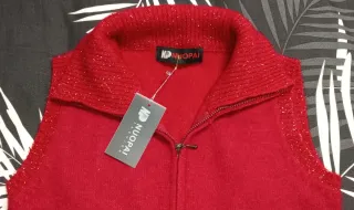 Chaleco de punto NUOPAI en color rojo