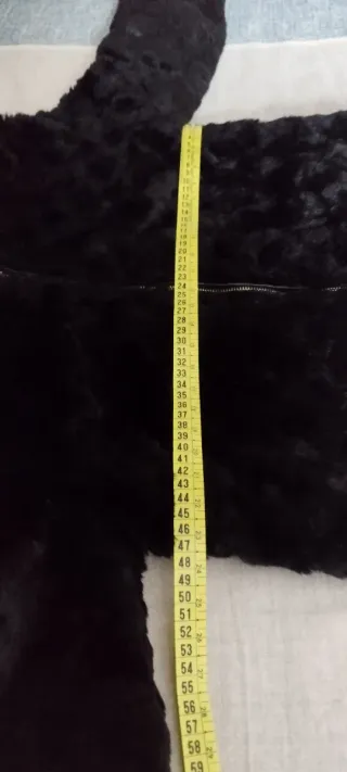 Cazadora negra de pelo con capucha