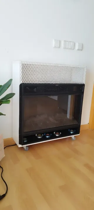 Chimenea eléctrica negra con detalles blancos