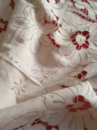 Mantelería bordada a mano de madeira nueva