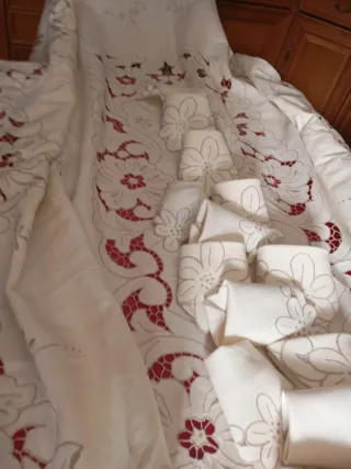 Mantelería bordada a mano de madeira nueva