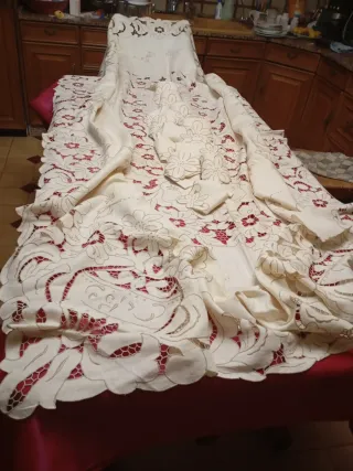 Mantelería bordada a mano de madeira nueva