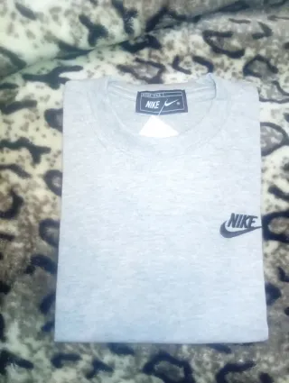 Camiseta Nike niño gris