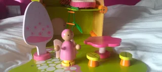 Casa de muñecas de madera