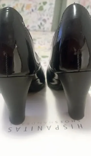 Zapatos salón de charol negro.