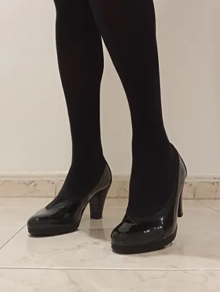 Zapatos salón de charol negro.