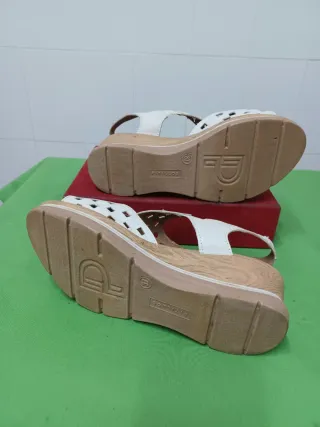 Sandalias Pitillos Beige y Blancas