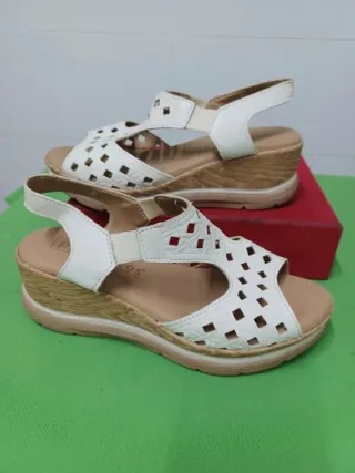 Sandalias Pitillos Beige y Blancas