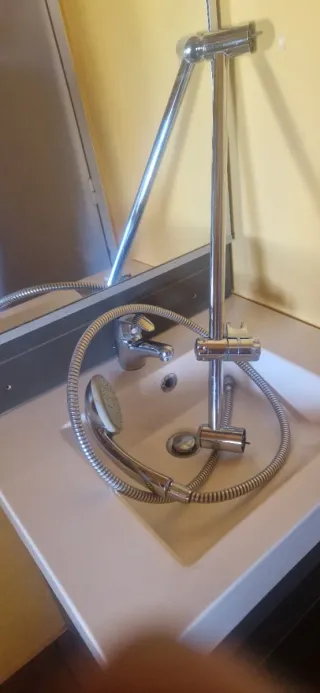 Mueble de baño con lavabo y espejo regalo telefono