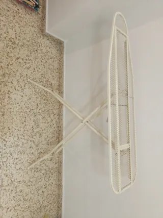 Tabla de planchar metálica blanca