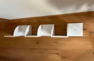 Estantería esquinera blanca de madera