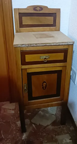 Mesita auxiliar antigua con mármol