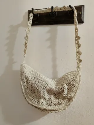 Bolso de crochet beige y blanco