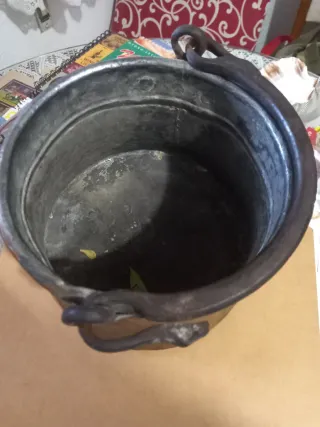 Antico calderone di rame con manici