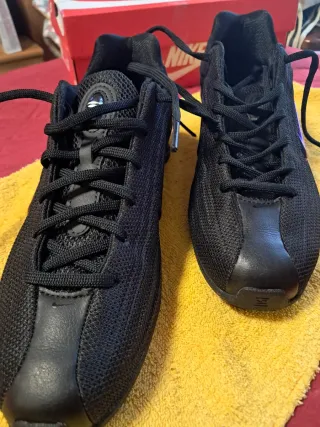 Scarpe Nike nere con dettagli multicolor