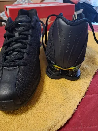 Scarpe Nike nere con dettagli multicolor